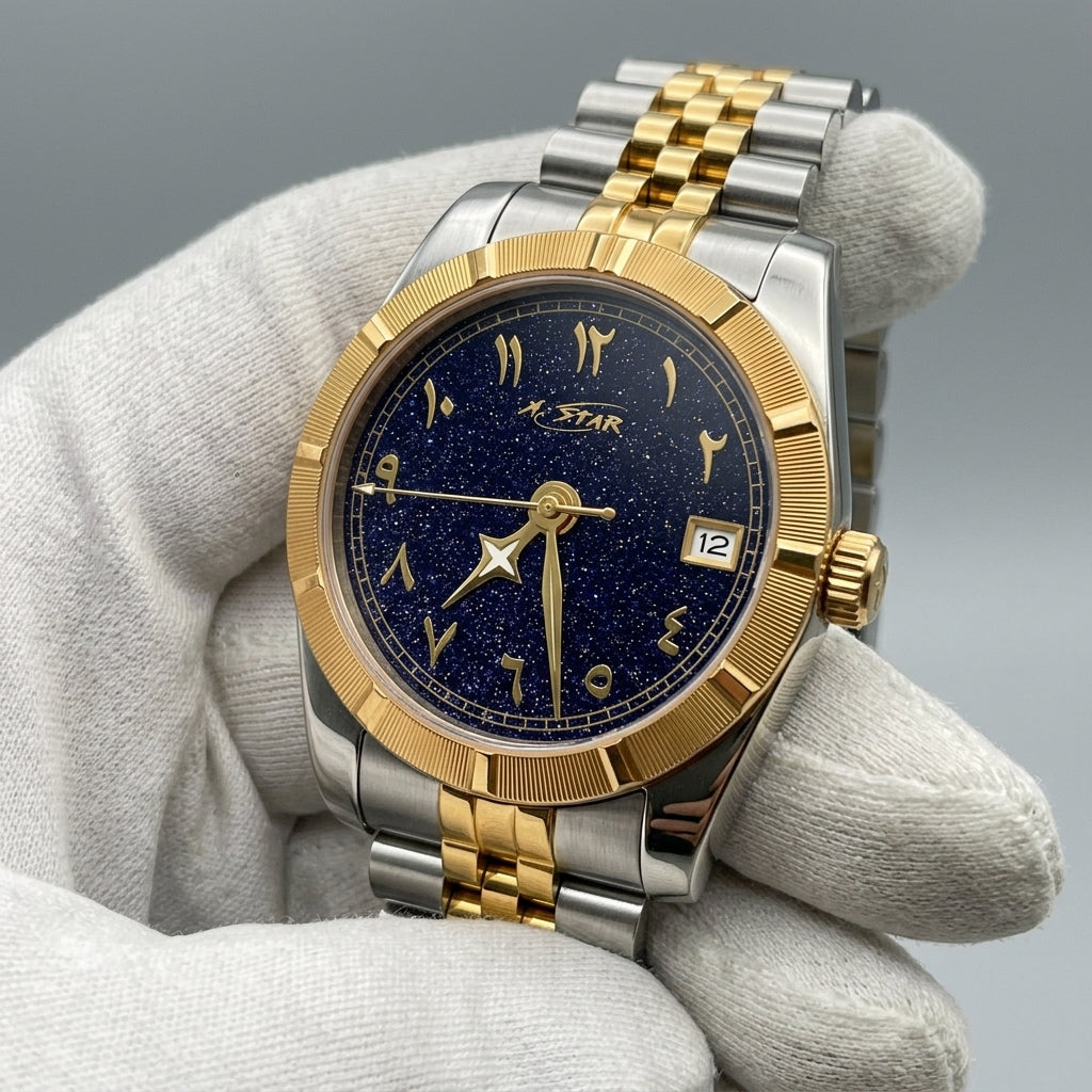 Montre A★Star Arabic Silver Lunette Or Jubilée Bicolor — vue trois quarts sur gant blanc, cadran bleu nuit chiffres arabes dorés
