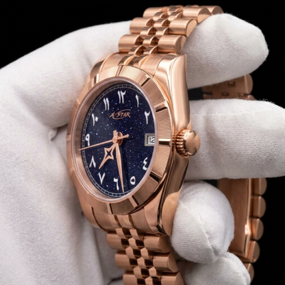 Montre A★Star Arabic Or Rose Jubilée Or Rose — vue trois quarts sur gant blanc, cadran bleu nuit