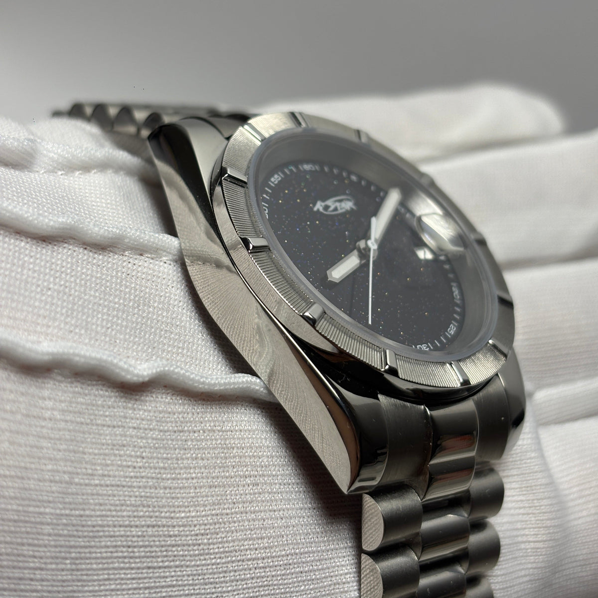 Montre A★Star Azimut de profil — verre saphir et lunette crantée acier
