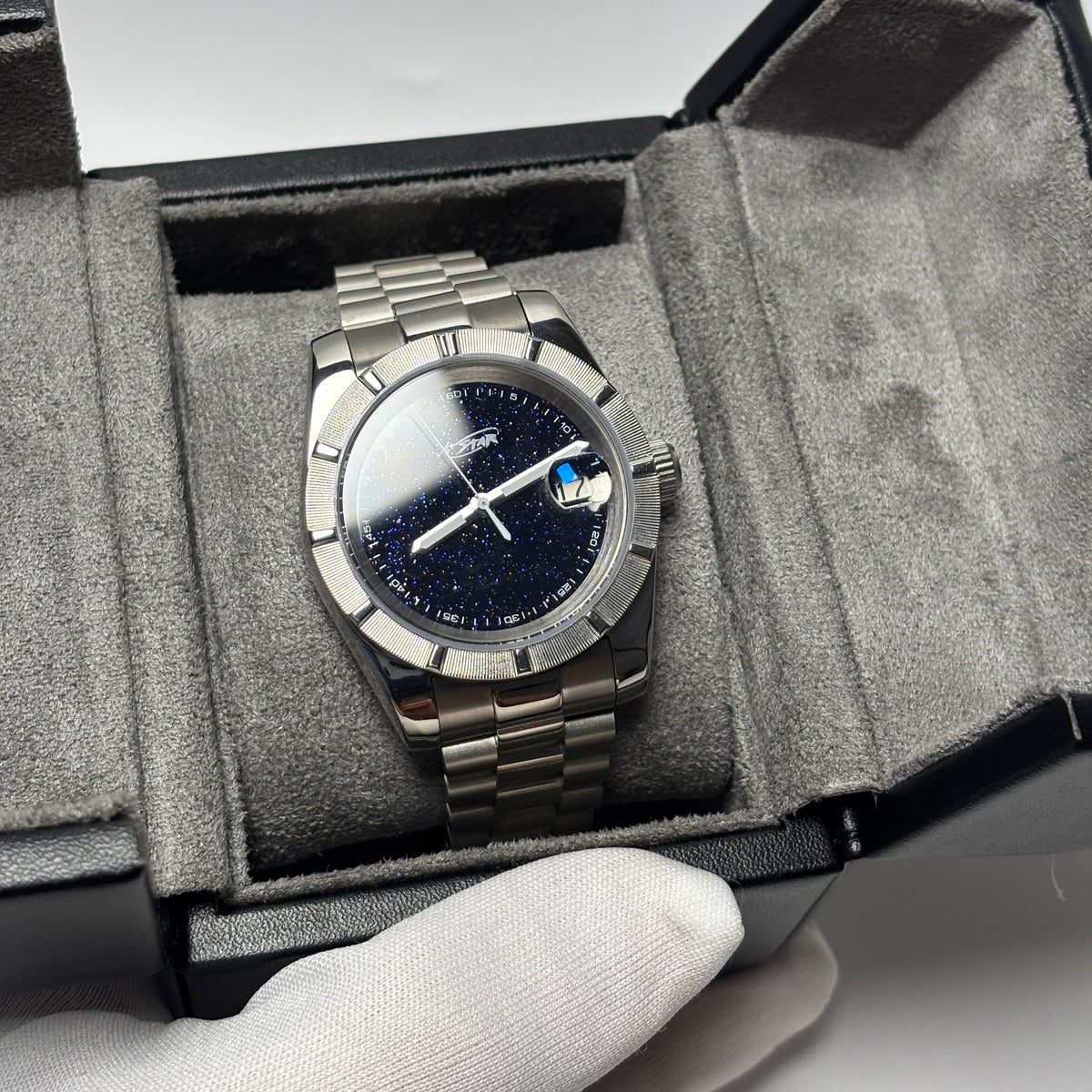 Étui de voyage A★Star ouvert avec la montre Azimut