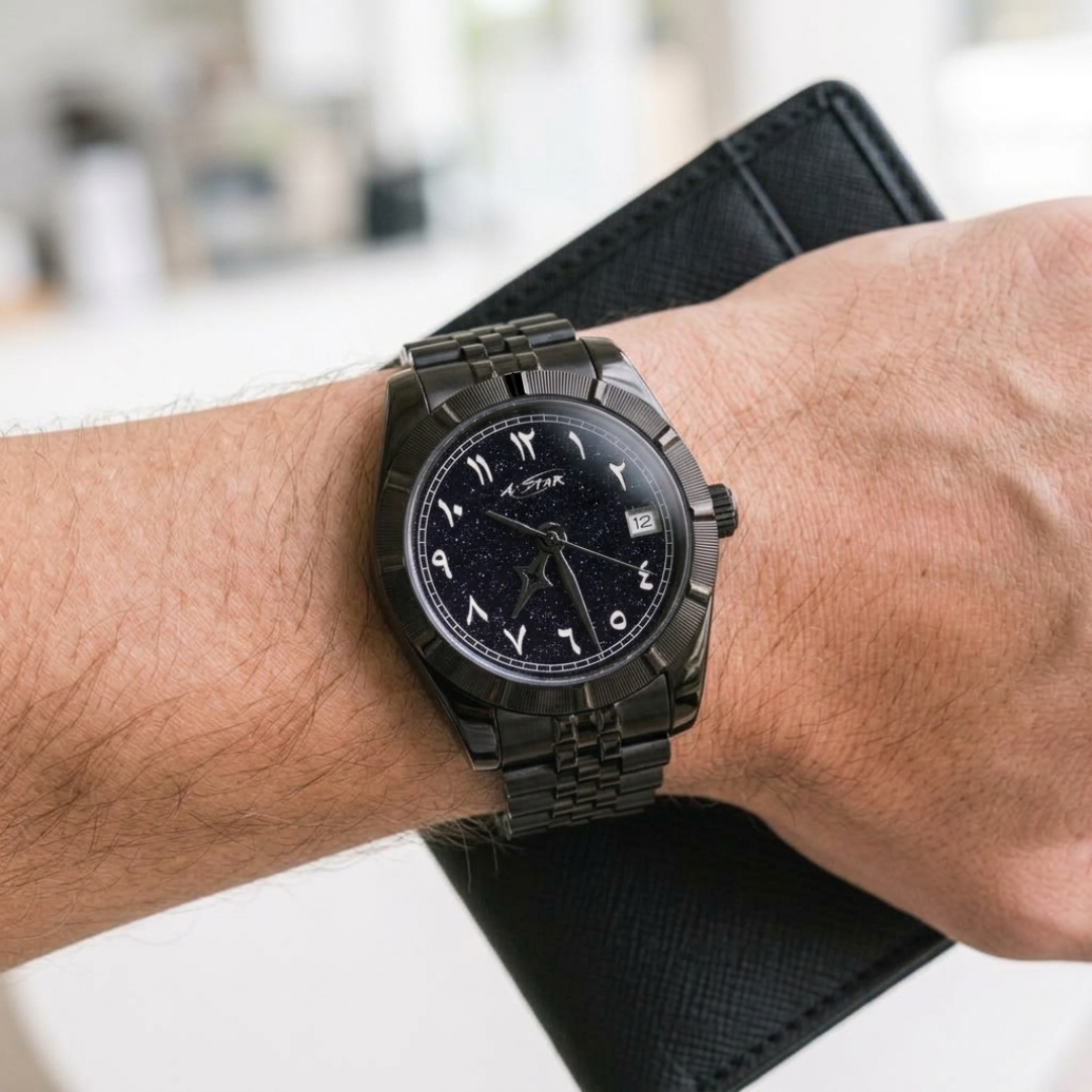 Montre A★Star Arabic PVD Noir portée au poignet — bracelet Jubilée noir, cadran étoilé chiffres arabes