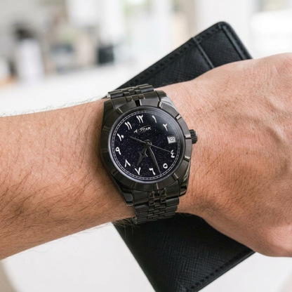 Montre A★Star Arabic PVD Noir portée au poignet — bracelet Jubilée noir, cadran étoilé chiffres arabes