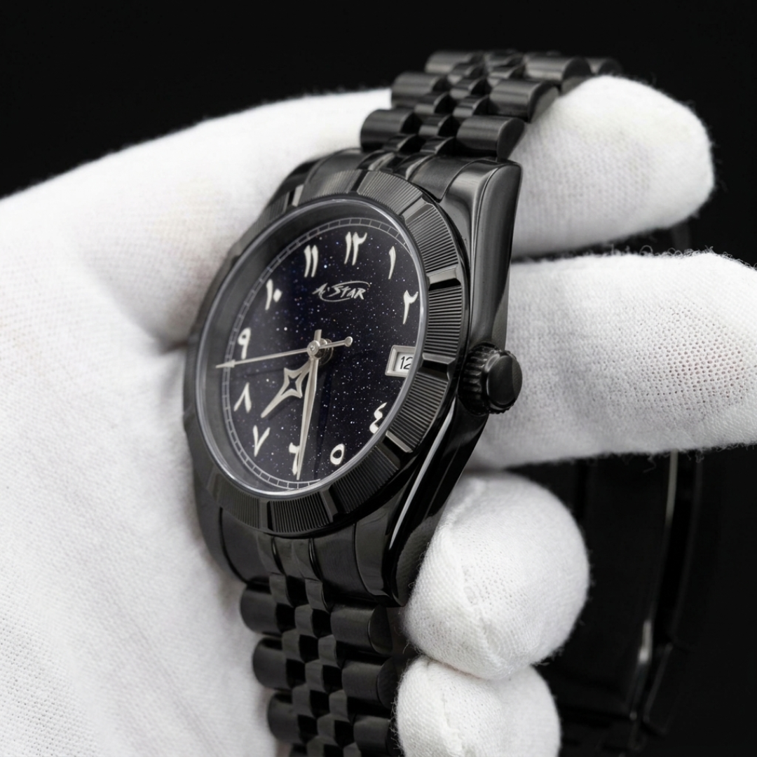 Montre A★Star Arabic PVD Noir de profil sur gant blanc — boîtier Constellation et couronne vissée