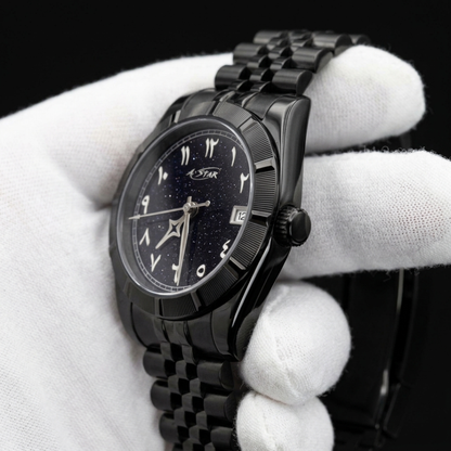 Montre A★Star Arabic PVD Noir de profil sur gant blanc — boîtier Constellation et couronne vissée